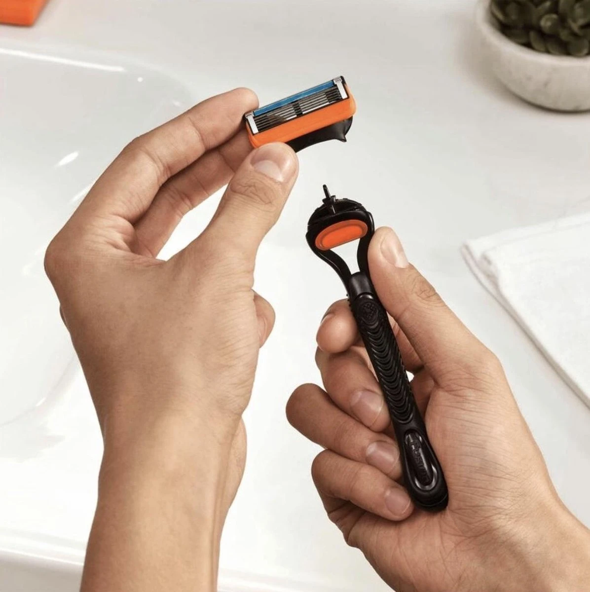 Gillette® Gillette Fusion5 Scheermesjes Voor Mannen - 8 Navulmesjes - XL Verpakking 4 Gillette® Gillette Fusion5 Scheermesjes Voor Mannen - 8 Navulmesjes - XL Verpakking - Afbeelding 2