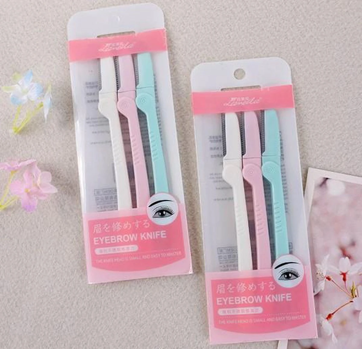 KELERINO. Dermaplaning - Wenkbrauw Scheermesjes - Eyebrow Razor - Inklapbaar - 3 Stuks 8 KELERINO. Dermaplaning - Wenkbrauw Scheermesjes - Eyebrow Razor - Inklapbaar - 3 Stuks - Afbeelding 6