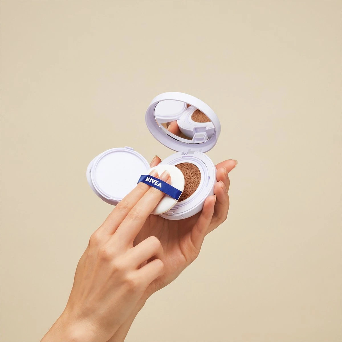 NIVEA Hyaluron Cellular Filler 3in1 Care Cushion – Medium 4 NIVEA Hyaluron Cellular Filler 3in1 Care Cushion – Medium - Afbeelding 2