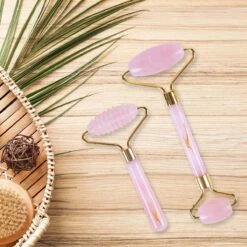 Sensage Rozenkwarts Roller Met Gua Sha Steen | Massage Jade Roller | 100% Natuurlijk Rose Quartz | Gezichtsroller | Face Roller | Roller | Gezichtsmassage | 4-delige Beauty Set -Gillette Winkel 1200x1200 1443