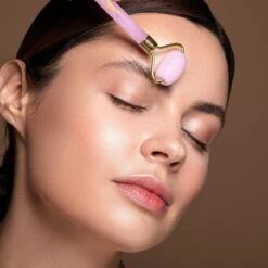 Sensage Rozenkwarts Roller Met Gua Sha Steen | Massage Jade Roller | 100% Natuurlijk Rose Quartz | Gezichtsroller | Face Roller | Roller | Gezichtsmassage | 4-delige Beauty Set -Gillette Winkel 1200x1200 1444