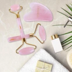 Sensage Rozenkwarts Roller Met Gua Sha Steen | Massage Jade Roller | 100% Natuurlijk Rose Quartz | Gezichtsroller | Face Roller | Roller | Gezichtsmassage | 4-delige Beauty Set -Gillette Winkel 1200x1200 1445