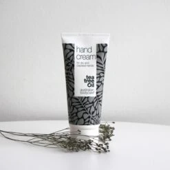 Australian Bodycare Hand Cream 100 Ml - Handcrème Voor Mannen & Vrouwen Met Zeer Droge Handen En Gebarsten Huid Met Tea Tree Olie - Dringt Snel In De Huid, Zonder Deze Vet Te Maken - Ondersteunt Het Herstellend Vermogen Van De Huid -Gillette Winkel 1200x1200 1676
