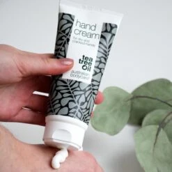 Australian Bodycare Hand Cream 100 Ml - Handcrème Voor Mannen & Vrouwen Met Zeer Droge Handen En Gebarsten Huid Met Tea Tree Olie - Dringt Snel In De Huid, Zonder Deze Vet Te Maken - Ondersteunt Het Herstellend Vermogen Van De Huid -Gillette Winkel 1200x1200 1677