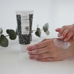 Australian Bodycare Hand Cream 100 Ml - Handcrème Voor Mannen & Vrouwen Met Zeer Droge Handen En Gebarsten Huid Met Tea Tree Olie - Dringt Snel In De Huid, Zonder Deze Vet Te Maken - Ondersteunt Het Herstellend Vermogen Van De Huid -Gillette Winkel 1200x1200 1678