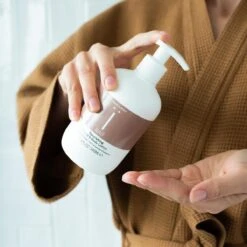 Naïf Verzorgende Handlotion – Plasticvrij – Handverzorging - 340ml - Met Natuurlijke Ingrediënten -Gillette Winkel 1200x1200 1770