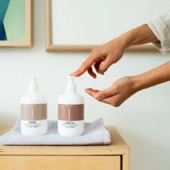 Naïf Verzorgende Handlotion - Plasticvrij - Handverzorging - 2 X 340ml - Met Natuurlijke Ingrediënten 7 Naïf Verzorgende Handlotion - Plasticvrij - Handverzorging - 2 X 340ml - Met Natuurlijke Ingrediënten -Gillette Winkel 1200x1200 1954