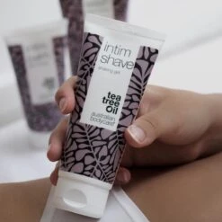 Serie Scheren Intieme Zone - 3 Producten Voor Het Verwijderen Van Rode Bultjes, Vlekjes En Ingegroeide Haren Na Het Scheren. De Serie Bevat: Intim Wash 200ml, Intim Shave 100ml, Intieme Aftershave Balsem 100ml | Australian Bodycare -Gillette Winkel 1200x1200 2098