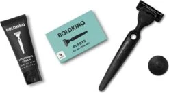 Boldking The Kit- Scheermes Voor Gevoelige Huid (Houder + 4 Scheermesjes + Gratis Aftershave Cream) 11 Boldking The Kit- Scheermes Voor Gevoelige Huid (Houder + 4 Scheermesjes + Gratis Aftershave Cream) -Gillette Winkel 1200x667