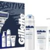 Gillette® Gillette Geschenkset SkinGuard Sensitive - Scheersysteem Voor Mannen + SkinGuard Scheergel 200ml + Hydraterende Crème 100ml + Gezichtsreiniger 140ml -Gillette Winkel 1200x745