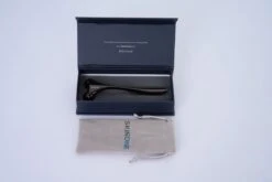 SkinTone® - Gezichtroller - 3D Massage Roller Gezicht - Gezichtsmassage Roller - Face Roller - Incl Opbergetui – Kaakroller – Massageroller - Face Lift - 3D Facelift – Kaakroller - Jade - Bindweefselmassage - Bindweefsel - Gezicht Spier – Milu - Tool -Gillette Winkel 1200x802 7