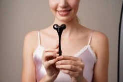 SkinTone® - Gezichtroller - 3D Massage Roller Gezicht - Gezichtsmassage Roller - Face Roller - Incl Opbergetui – Kaakroller – Massageroller - Face Lift - 3D Facelift – Kaakroller - Jade - Bindweefselmassage - Bindweefsel - Gezicht Spier – Milu - Tool -Gillette Winkel 1200x802 8