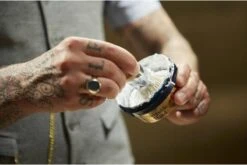 Vergulde Hand Scheerkwast - Voor Kappers 17 Vergulde Hand Scheerkwast - Voor Kappers -Gillette Winkel 1200x804 1