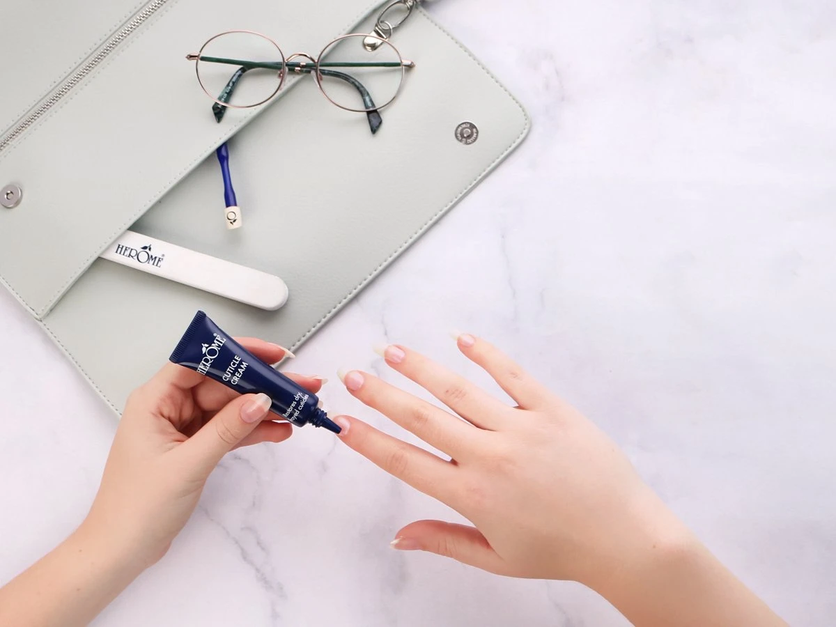 Herome Nagelriemcreme - Cuticle Cream - Herstelt Droge En Ingescheurde Nagelriemen. Ontstekingsremmend. - 13.5ml. 4 Herome Nagelriemcreme - Cuticle Cream - Herstelt Droge En Ingescheurde Nagelriemen. Ontstekingsremmend. - 13.5ml. - Afbeelding 2