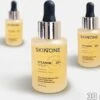 SkinTone® Vitamine C 20% Serum Booster - Met Vitamine E & Hyaluronzuur - Gezichtsserum - Collageen - Anti Rimpel - Anti Acne - Tegen Pigmentvlekken - 30ml – Vrouwen – Mannen – Gezicht – Vitamin – Verzorging – Puisten - Puistjes -Gillette Winkel 1200x998 2