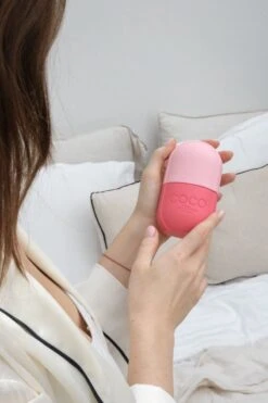 COLDCONTOUR - Skin Ice Roller Gezicht- Facial Icing- Roze - Aftersun- Cadeautip - Anti Rimpel- Ice Globes - Ijs Gezicht - Gezichtsmassage Roller - Huidverjongingsapparaat - Anti Aging- Cadeau 23 COLDCONTOUR - Skin Ice Roller Gezicht- Facial Icing- Roze - Aftersun- Cadeautip - Anti Rimpel- Ice Globes - Ijs Gezicht - Gezichtsmassage Roller - Huidverjongingsapparaat - Anti Aging- Cadeau -Gillette Winkel 800x1200 16
