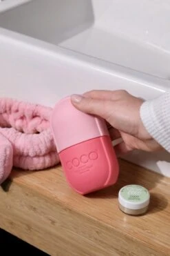 COLDCONTOUR - Skin Ice Roller Gezicht- Facial Icing- Roze - Aftersun- Cadeautip - Anti Rimpel- Ice Globes - Ijs Gezicht - Gezichtsmassage Roller - Huidverjongingsapparaat - Anti Aging- Cadeau 25 COLDCONTOUR - Skin Ice Roller Gezicht- Facial Icing- Roze - Aftersun- Cadeautip - Anti Rimpel- Ice Globes - Ijs Gezicht - Gezichtsmassage Roller - Huidverjongingsapparaat - Anti Aging- Cadeau -Gillette Winkel 800x1200 18