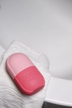 COLDCONTOUR - Skin Ice Roller Gezicht- Facial Icing- Roze - Aftersun- Cadeautip - Anti Rimpel- Ice Globes - Ijs Gezicht - Gezichtsmassage Roller - Huidverjongingsapparaat - Anti Aging- Cadeau 29 COLDCONTOUR - Skin Ice Roller Gezicht- Facial Icing- Roze - Aftersun- Cadeautip - Anti Rimpel- Ice Globes - Ijs Gezicht - Gezichtsmassage Roller - Huidverjongingsapparaat - Anti Aging- Cadeau -Gillette Winkel 800x1200 19