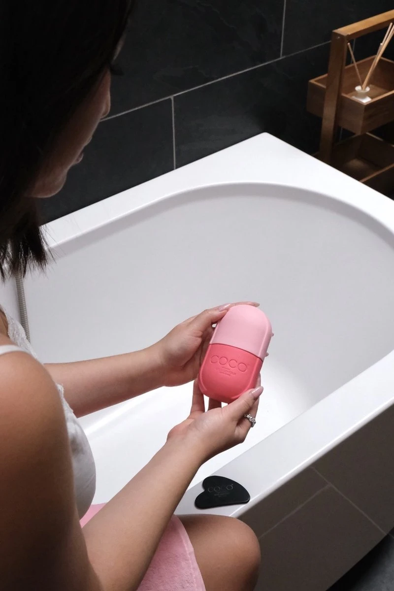 COLDCONTOUR - Skin Ice Roller Gezicht- Facial Icing- Roze - Aftersun- Cadeautip - Anti Rimpel- Ice Globes - Ijs Gezicht - Gezichtsmassage Roller - Huidverjongingsapparaat - Anti Aging- Cadeau 11 COLDCONTOUR - Skin Ice Roller Gezicht- Facial Icing- Roze - Aftersun- Cadeautip - Anti Rimpel- Ice Globes - Ijs Gezicht - Gezichtsmassage Roller - Huidverjongingsapparaat - Anti Aging- Cadeau - Afbeelding 9