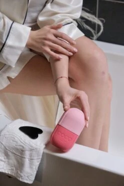 COLDCONTOUR - Skin Ice Roller Gezicht- Facial Icing- Roze - Aftersun- Cadeautip - Anti Rimpel- Ice Globes - Ijs Gezicht - Gezichtsmassage Roller - Huidverjongingsapparaat - Anti Aging- Cadeau 31 COLDCONTOUR - Skin Ice Roller Gezicht- Facial Icing- Roze - Aftersun- Cadeautip - Anti Rimpel- Ice Globes - Ijs Gezicht - Gezichtsmassage Roller - Huidverjongingsapparaat - Anti Aging- Cadeau -Gillette Winkel 800x1200 21