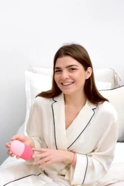 COLDCONTOUR - Skin Ice Roller Gezicht- Facial Icing- Roze - Aftersun- Cadeautip - Anti Rimpel- Ice Globes - Ijs Gezicht - Gezichtsmassage Roller - Huidverjongingsapparaat - Anti Aging- Cadeau 32 COLDCONTOUR - Skin Ice Roller Gezicht- Facial Icing- Roze - Aftersun- Cadeautip - Anti Rimpel- Ice Globes - Ijs Gezicht - Gezichtsmassage Roller - Huidverjongingsapparaat - Anti Aging- Cadeau -Gillette Winkel 800x1200 22