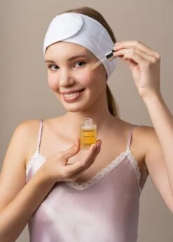 SkinTone® Vitamine C 20% Serum Booster - Met Vitamine E & Hyaluronzuur - Gezichtsserum - Collageen - Anti Rimpel - Anti Acne - Tegen Pigmentvlekken - 30ml – Vrouwen – Mannen – Gezicht – Vitamin – Verzorging – Puisten - Puistjes -Gillette Winkel 856x1200 1